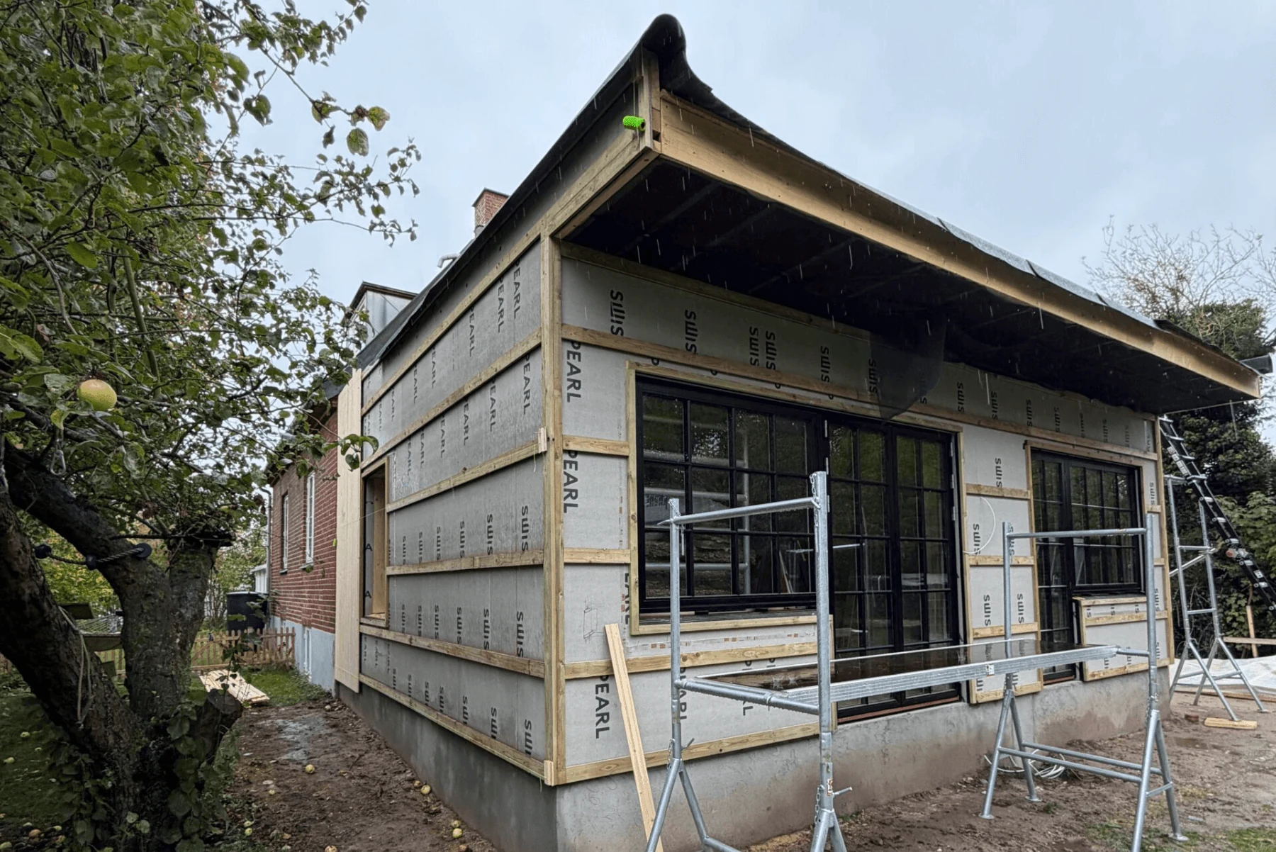 Tilbygning med store vinduespartier
